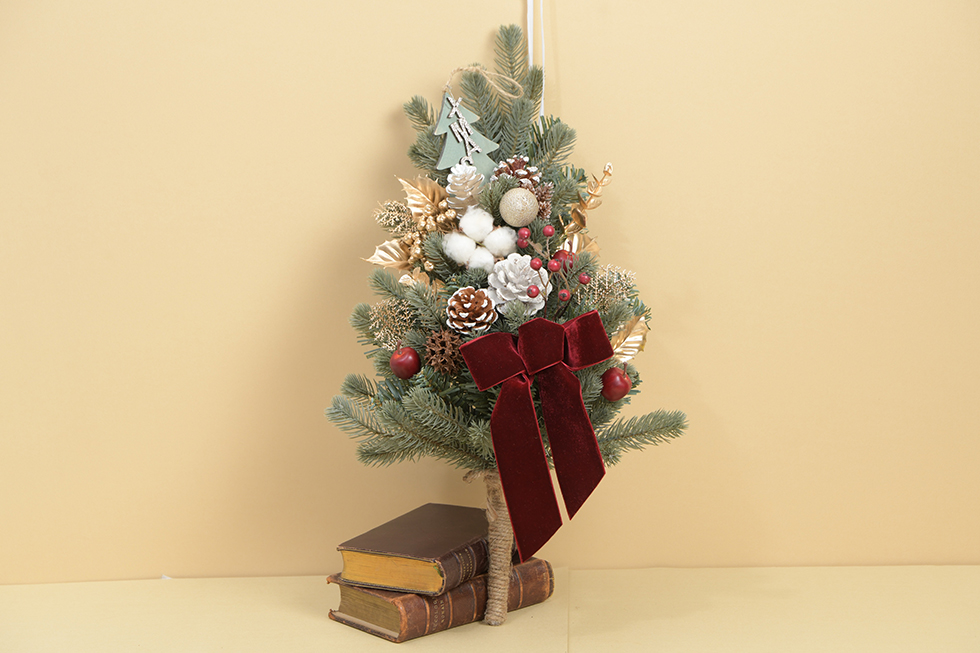 ≪カントリーマム≫壁に掛けるクリスマスツリー 税込13,200円（本体価格：12,000円）