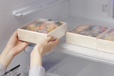 お召し上がりの際は、お重を一段ごとに分け、ラップをかけて冷蔵庫で解凍してください。