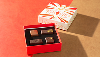 Toshi Yoroizuka（トシ ヨロイヅカ）